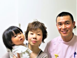 酒田市のはやかわ整体でつらい腰痛が改善し、先生と笑顔で写る40代女性の患者さん