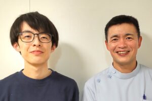 酒田市のはやかわ整体で座りっぱなしによるひどい腰痛が改善し、笑顔で写る20代男性の患者さん