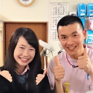 酒田市の肩こり腰痛整体院でつらい痛みが改善し、先生と笑顔で写る10代女性の患者さん