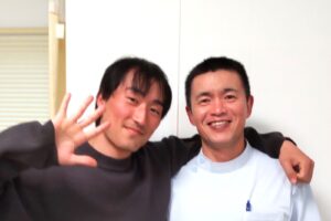 酒田市で腰痛と足の痛みが改善し、先生と笑顔で写る20代男性の土田様